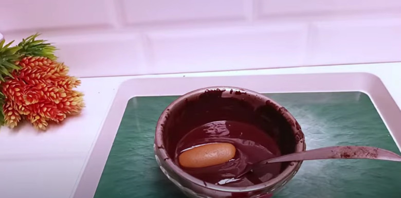 11.	Masukan adonan kedalam lelehan coklat.