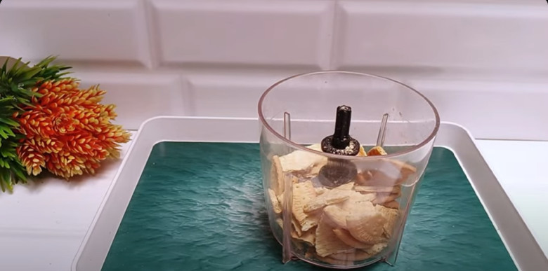 3.	Masukan kepingan roti kedalam copper untuk dihaluskan