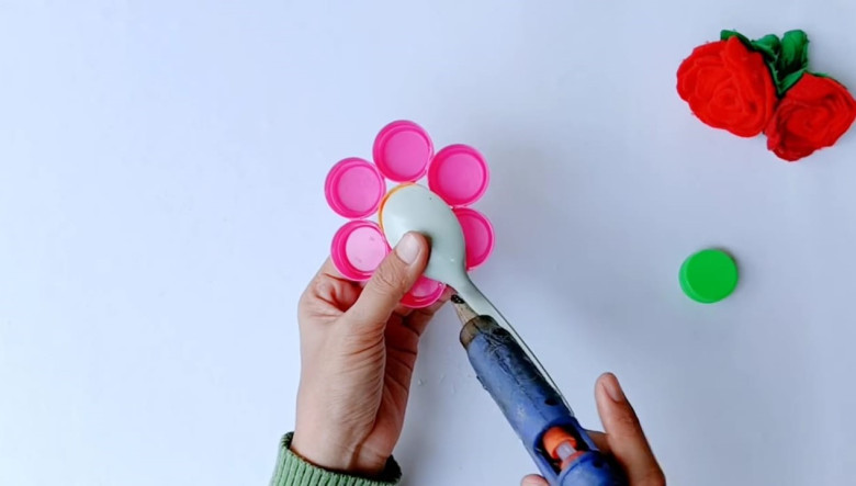 2. Tempelkan muka sendok di bagian tengah