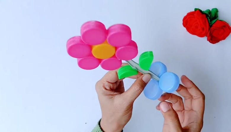 5. Bentuklah sisa tutup botol untuk menjadi penopang bunga