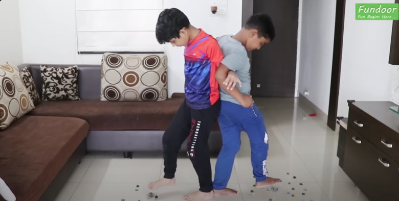 Ambil Kerikil Menggunakan Jari Kaki| Pick Up Pebbles With Toes