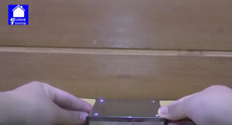 2.	Letakkan Levitasi magnet di tempat yang rata dan sejajar