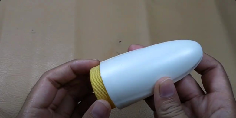 2. Setelah itu tempelkan menjadi satu antara tutup botol dengan wadah deodoran tadi.