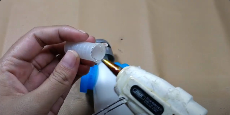 10. Lem paalon bening yang berukuran sedang