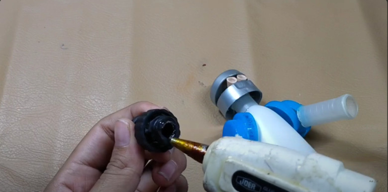 12. Siapkan dop item seperti pada gambar lalu lem kembali