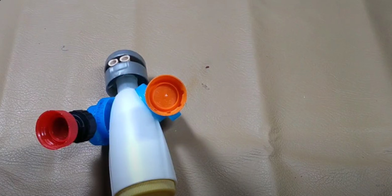 14. Siapkan 2 tutup botol berukuran kecil untuk dijadikan ujung tangan, Lem pada kedua sisi