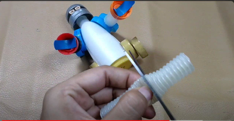 18. Gunting selang rongga menjadi dua bagian