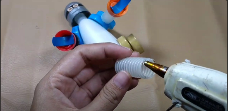 19. Lem pada salah satu sisi lubangnya denga posisi melingkar