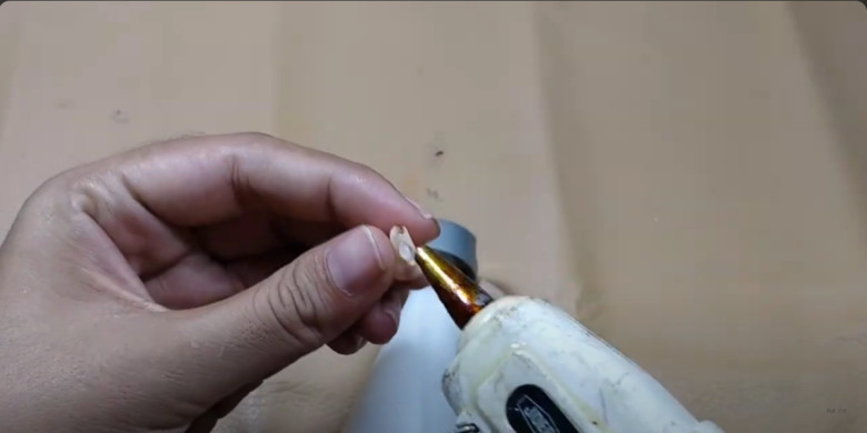 7. Siapkan kertas yang berbahan keras untuk dijadikan mata yang nantinya akan di lem berbentuk kerucut